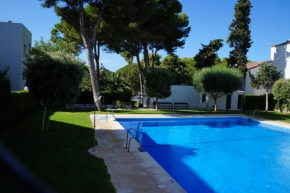 Piso muy moderno para 4 personas y una cuna a 7 min caminando a la playa, con aire, balcón con vistas y 2 piscinas